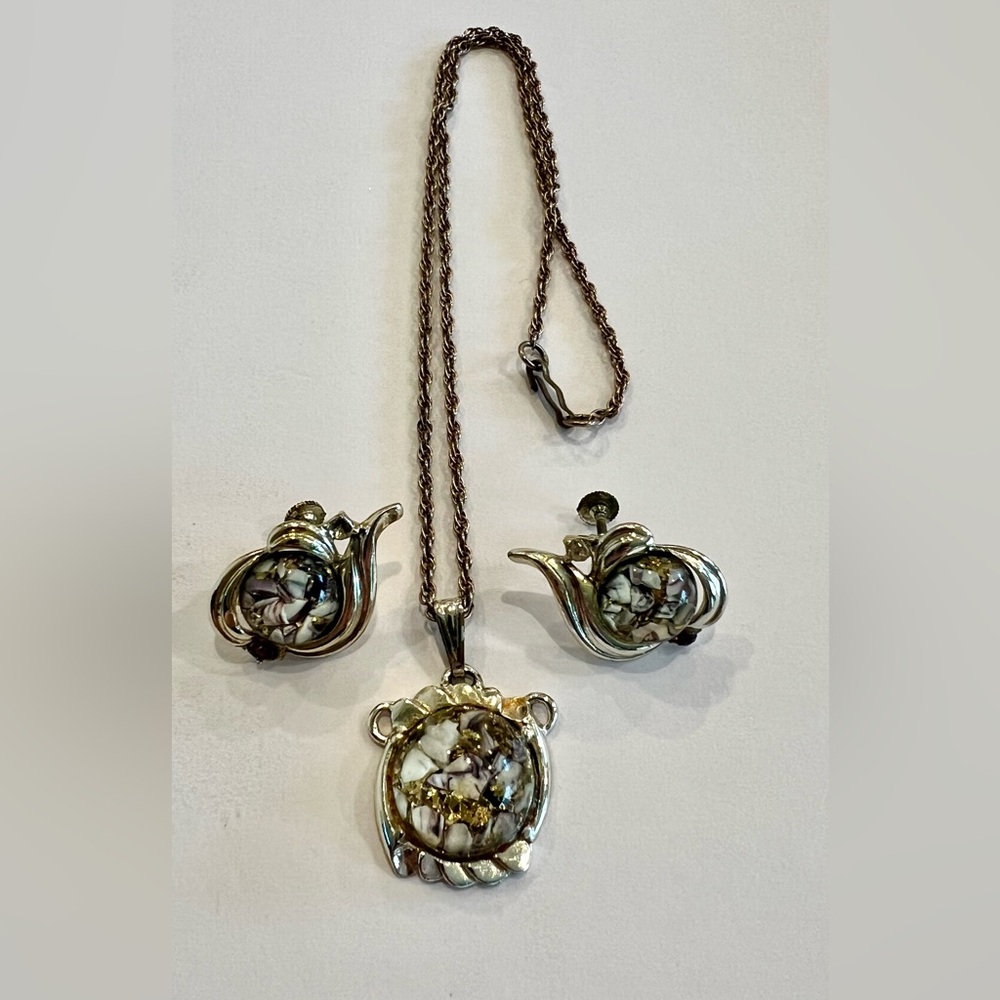 Vintage Lucite Jewelry Set – Pendant Necklace & Clip-On Earrings